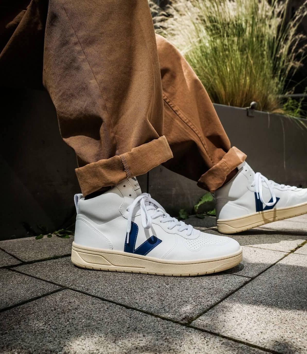 on feet photo of the VEJA V-15 Basketball Silhouette