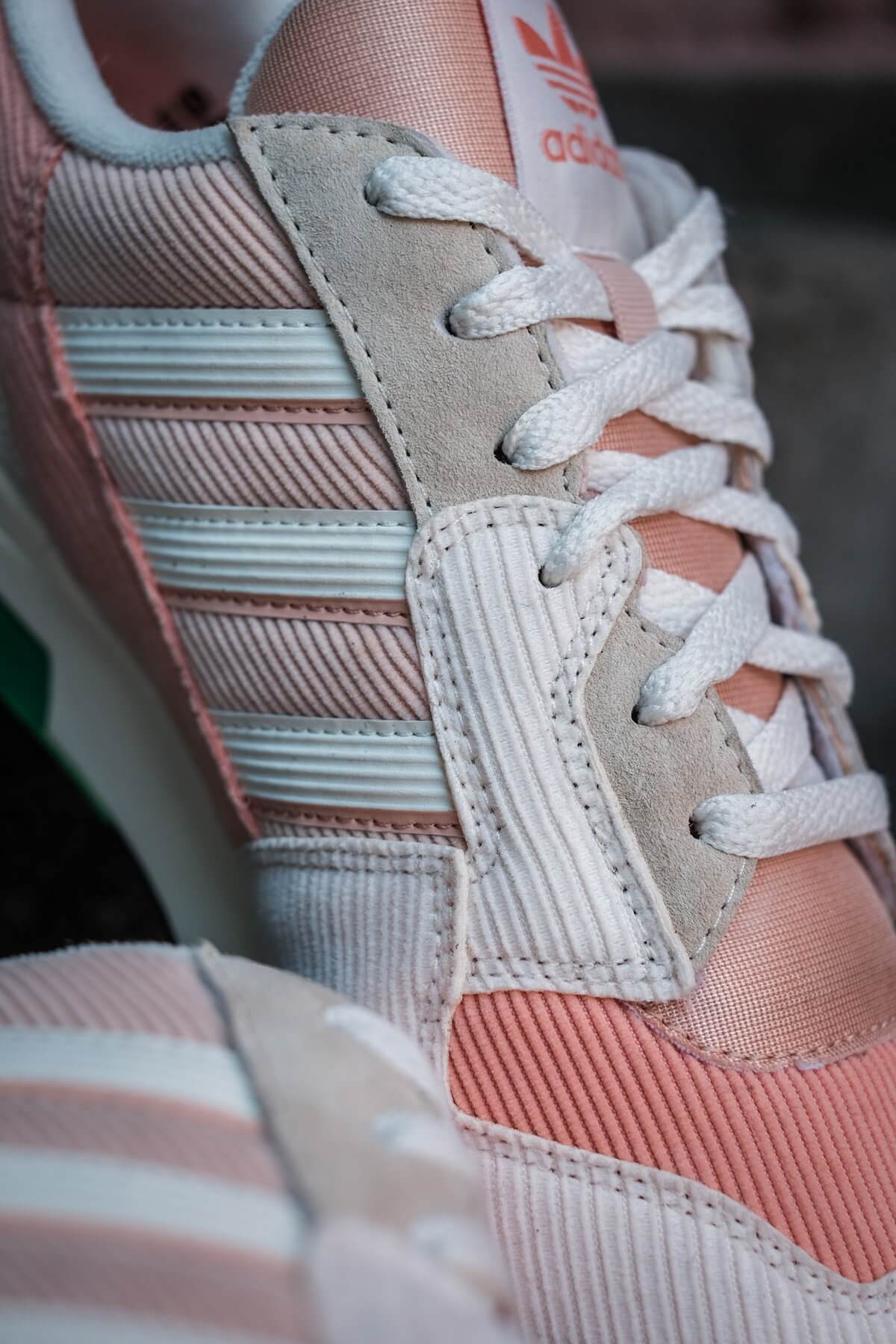 close up three stripes logo - adidas Originals - ZX 420 - rose/salmon/green