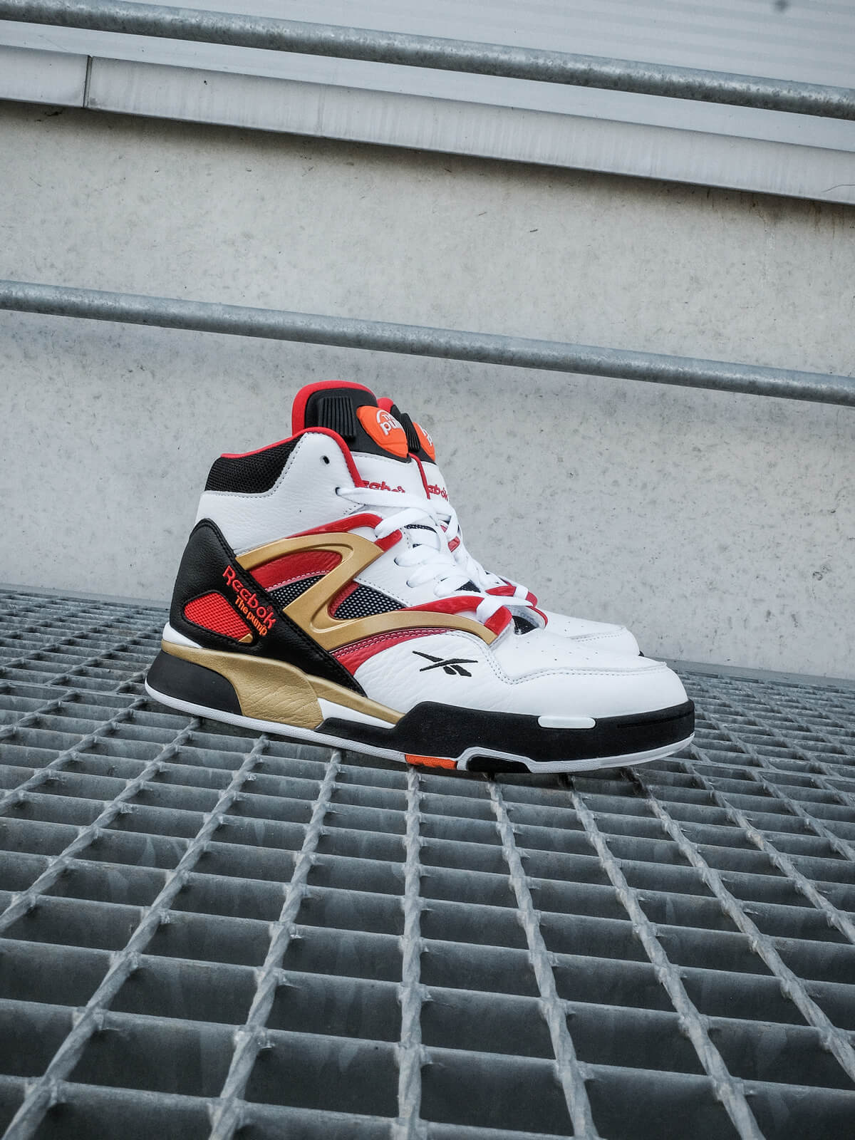 Reebok Pump Omni Zone II footwear white / black-vector red
