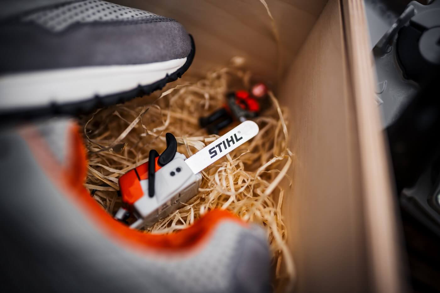 Miniatur Stihl Motorsäge in der Holzverpackung
