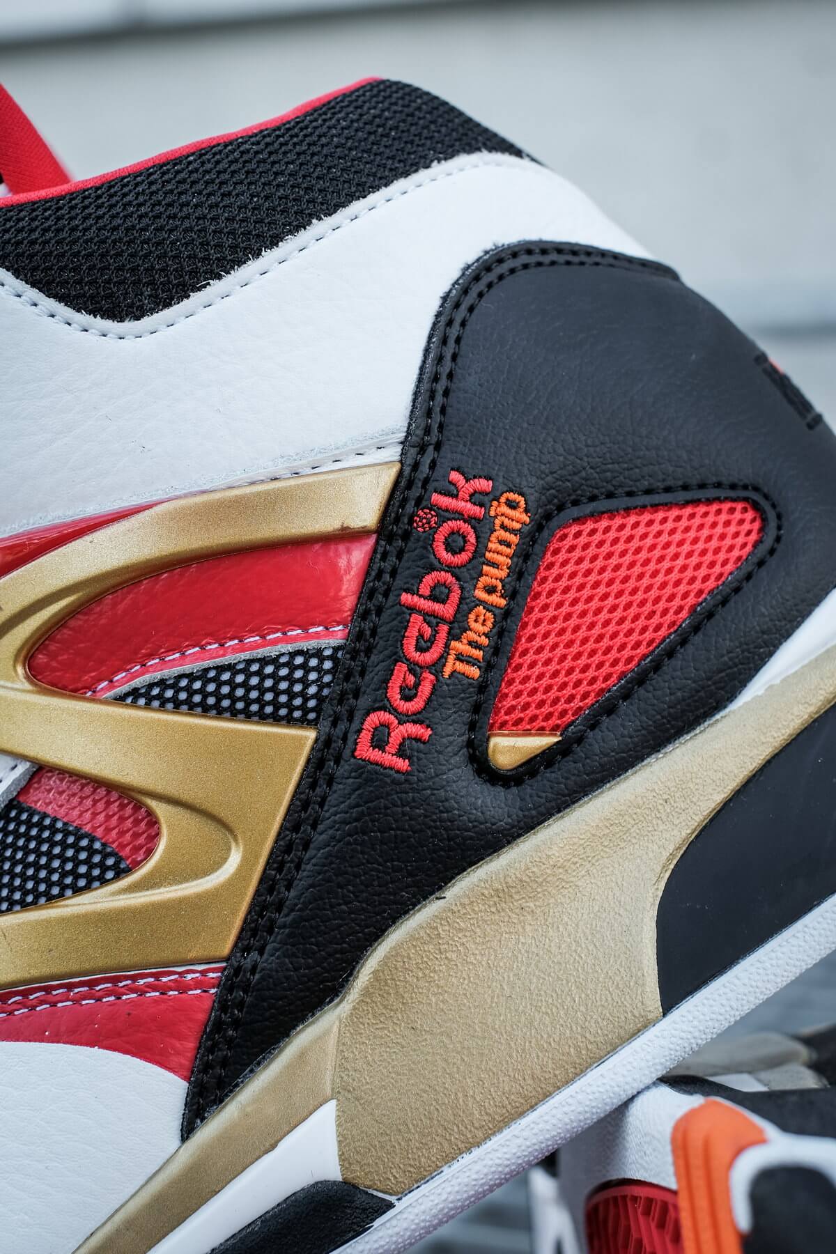 Details logo embroidery - Reebok - Pump Omni Zone II white/black/vector-red - G55113