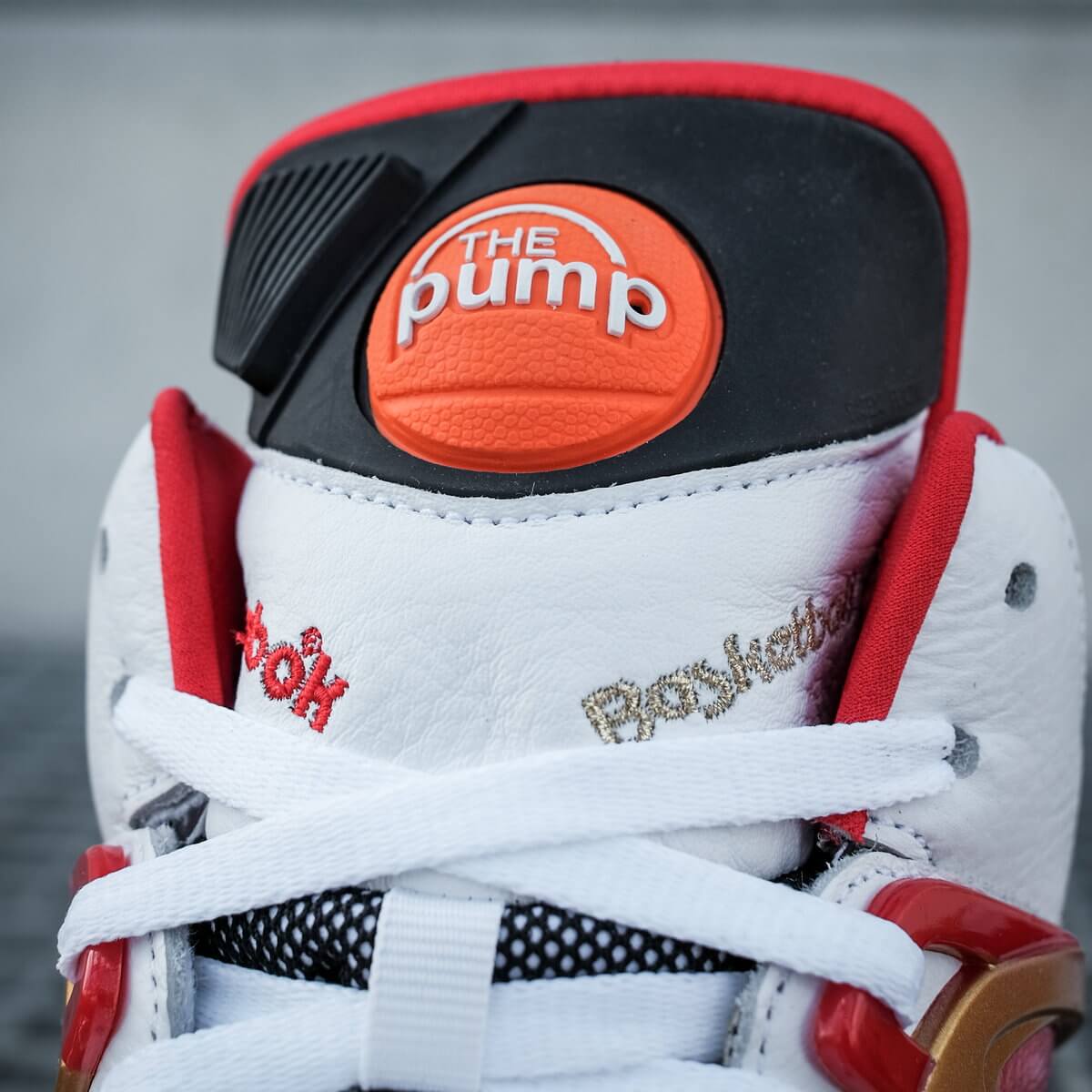 close up pump ball - Reebok - Pump Omni Zone II white/black/vector-red - G55113
