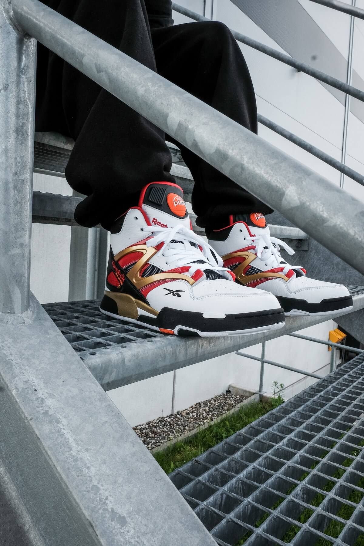 Reebok Pump Omni Zone II footwear white / black-vector red