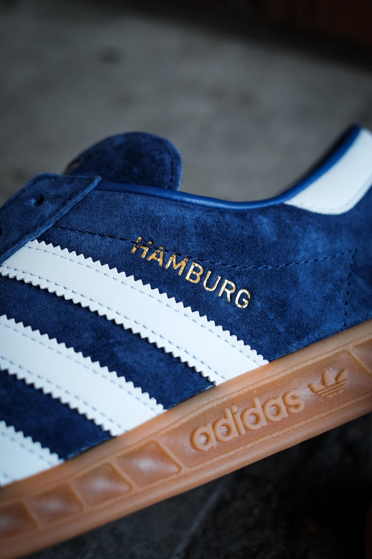 hamburg gold logo close-up - adidas Originals - Hamburg - victory blue/footwear white/gum - H01786