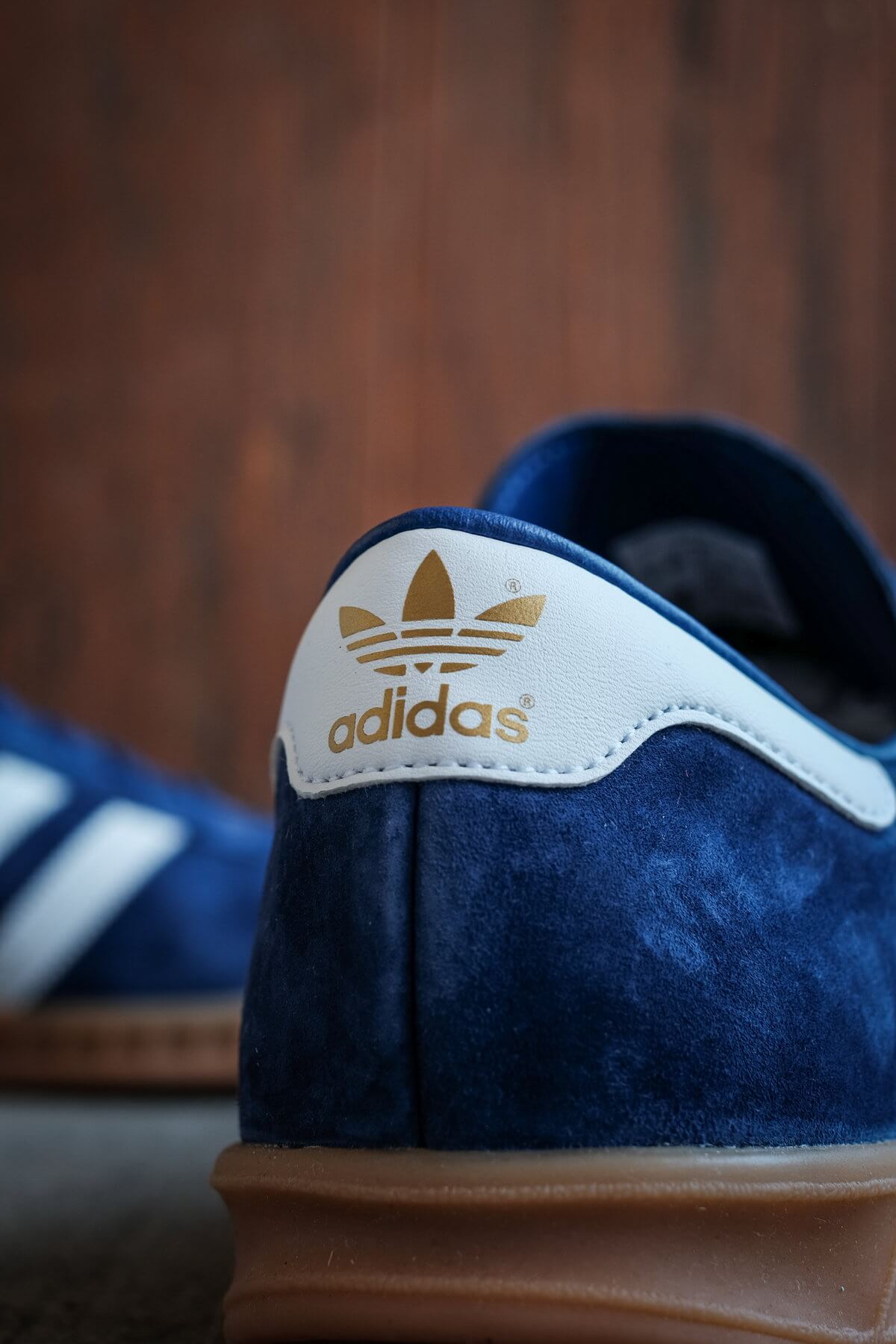 trefoil logo on heel - adidas Originals - Hamburg - victory blue/footwear white/gum - H01786