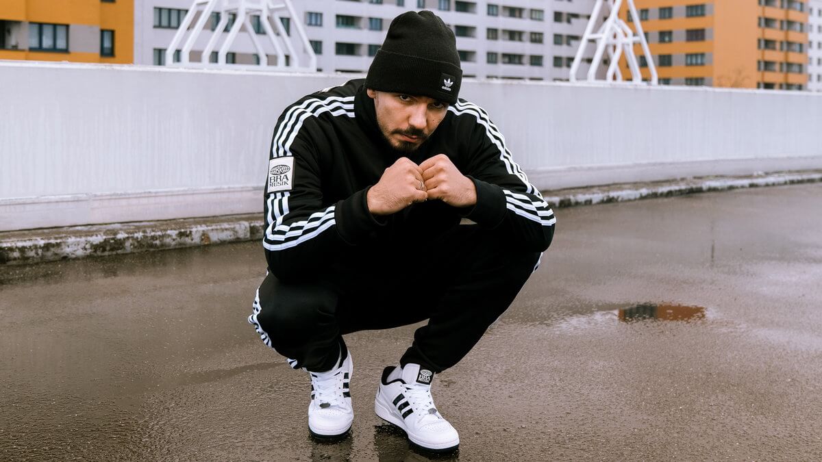 Capita Bra trägt den adidas Forum Low weiss/schwarz "Bra Musik"