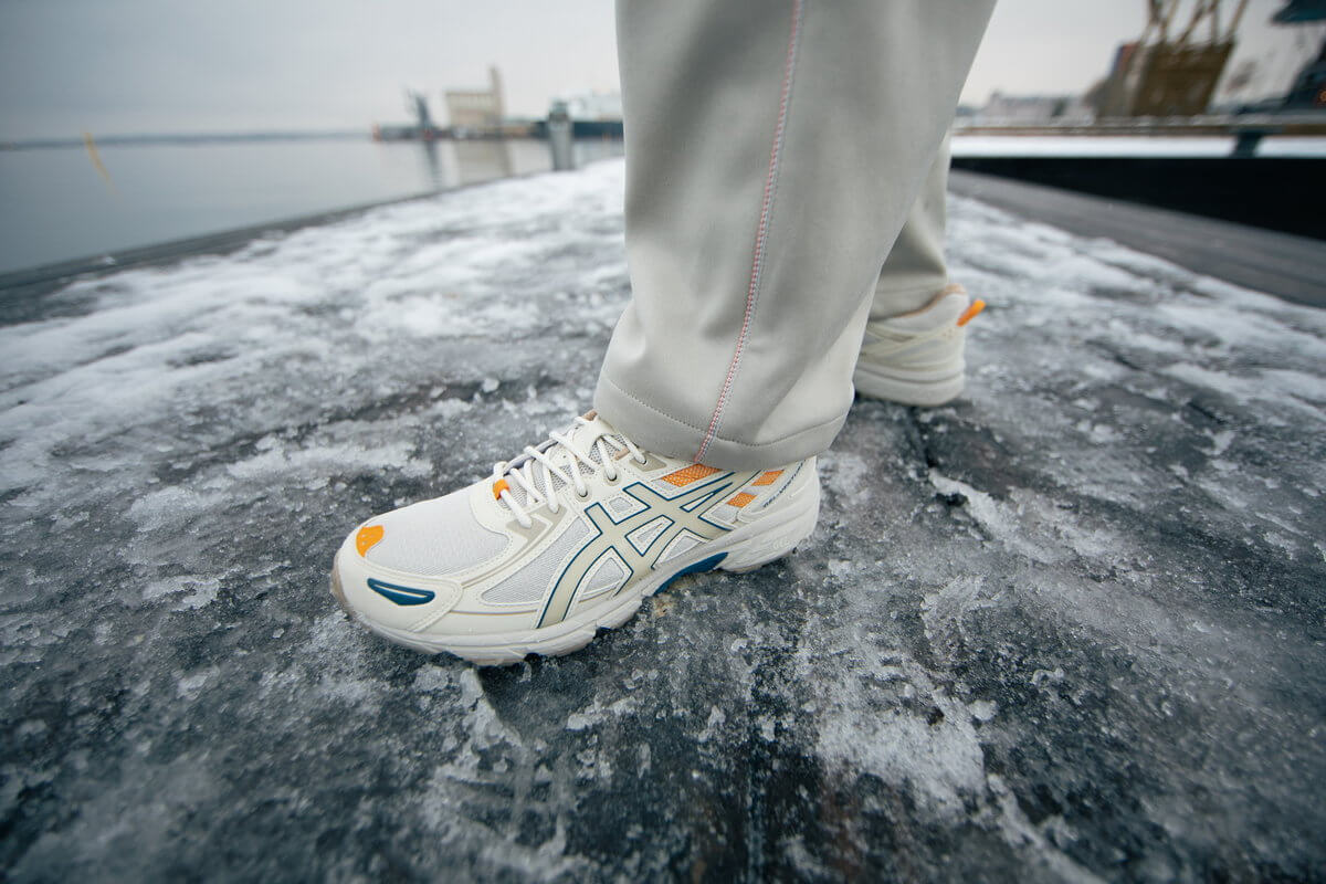 on feet - ASICS Gel-Venture 6 - smoke grey/birch - 1201A553-022
