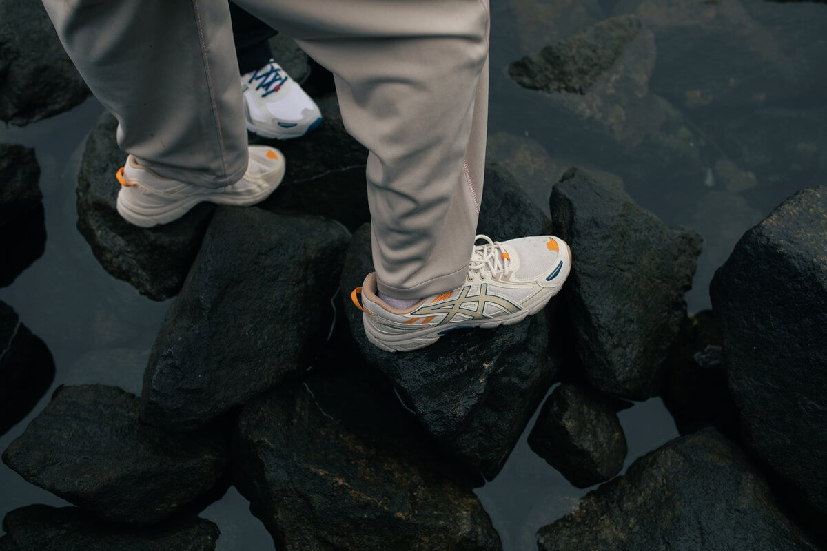 on feet - ASICS Gel-Venture 6 - smoke grey/birch - 1201A553-022