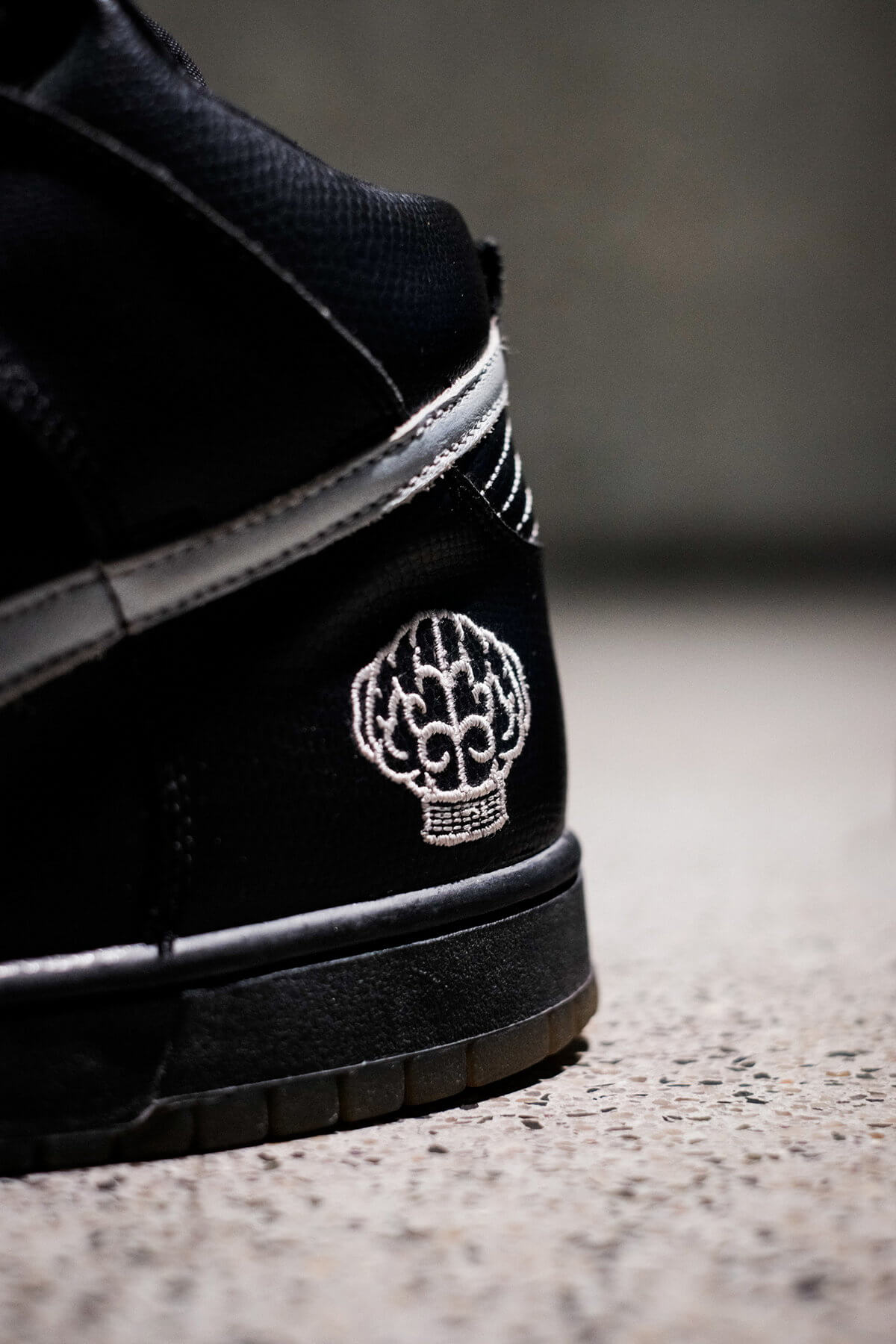 Brain Logo embroidery detail - Nike x N.E.R.D - Dunk Hi - Artist Series - black/metallic silver/varsity red - 308418-001