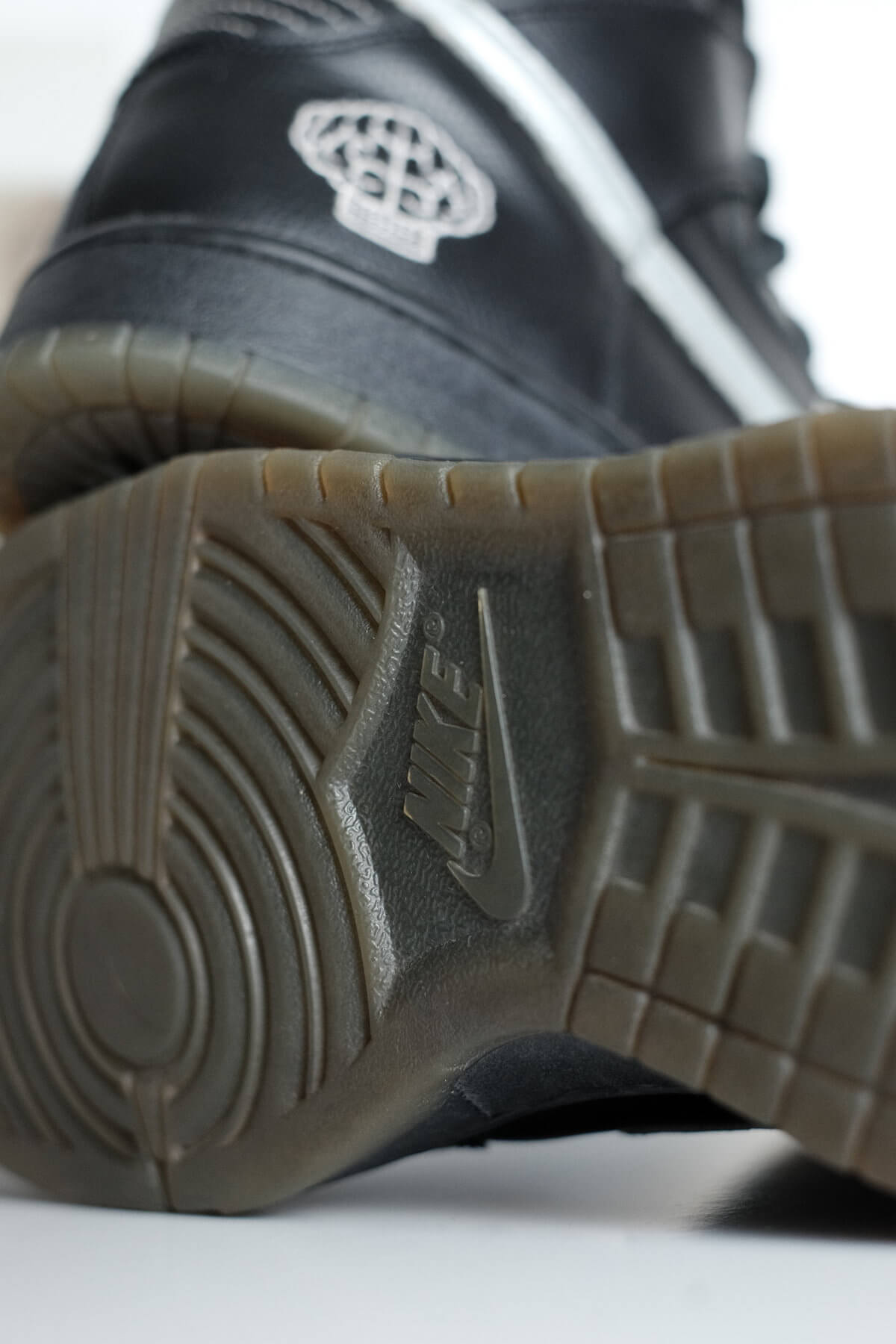 outsole detail - Nike x N.E.R.D - Dunk Hi - Artist Series - black/metallic silver/varsity red - 308418-001