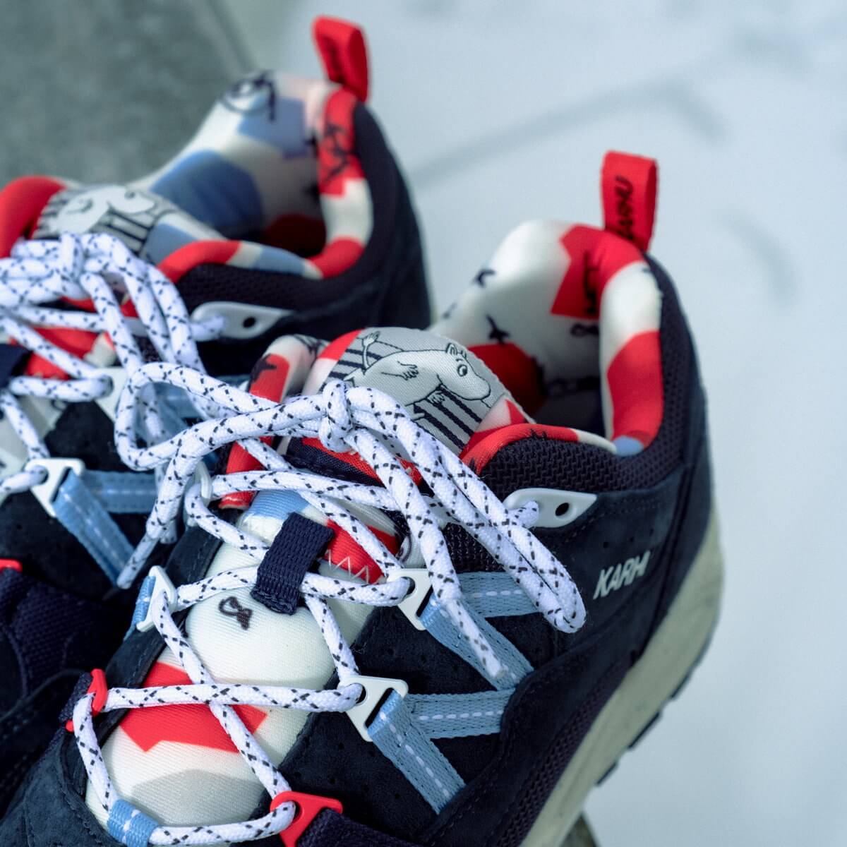 close up lacing - Karhu x Moomin - Fusion 2.0 - Indian Ink / Chambray Blue - F804125
