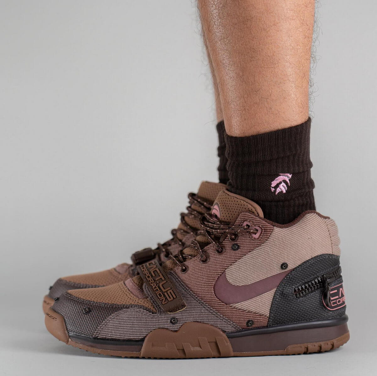 on feet - Nike x Travis Scott Cactus Jack - Air Trainer 1 - coriander/ashen slate/wheat/light sienna