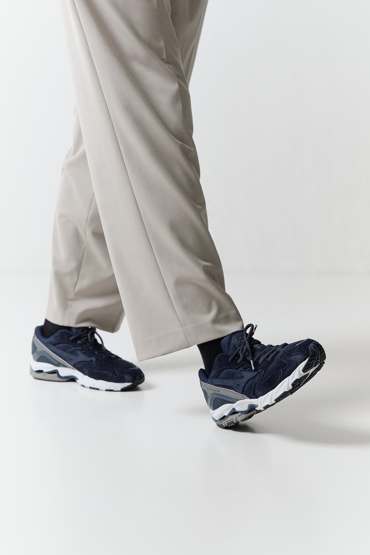on feet - Mizuno - Wave Rider 10 Premium "Dress Blues" - D1GA218203