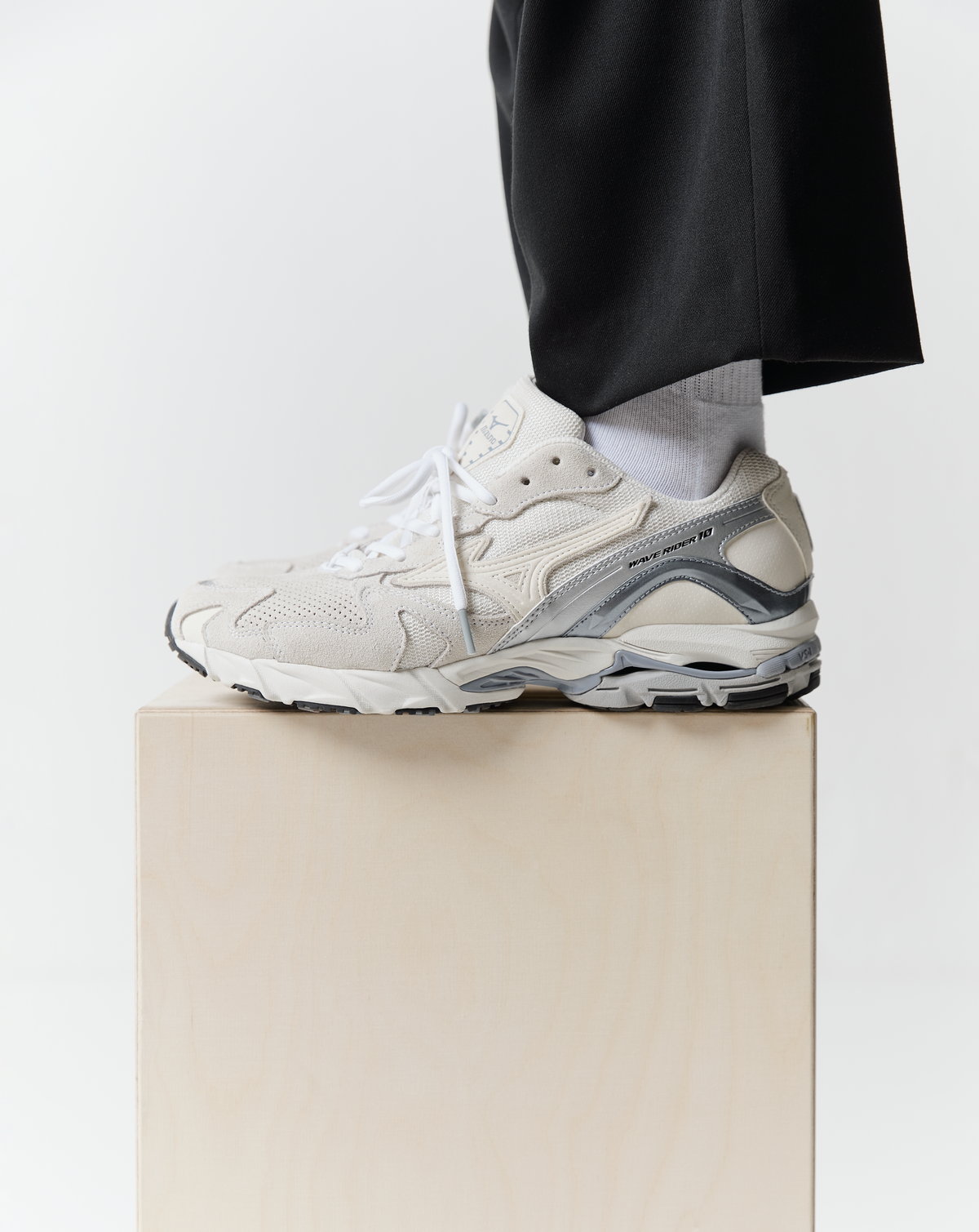 on feet - Mizuno - Wave Rider 10 Premium "Vaporous Gray" - D1GA218201