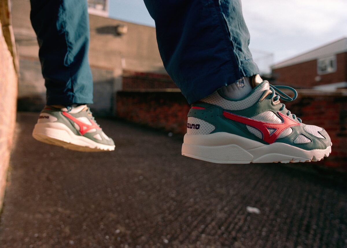 Mizuno x Patta Sky Medal - Ivory / Red / Green - D1GD211902 on feet