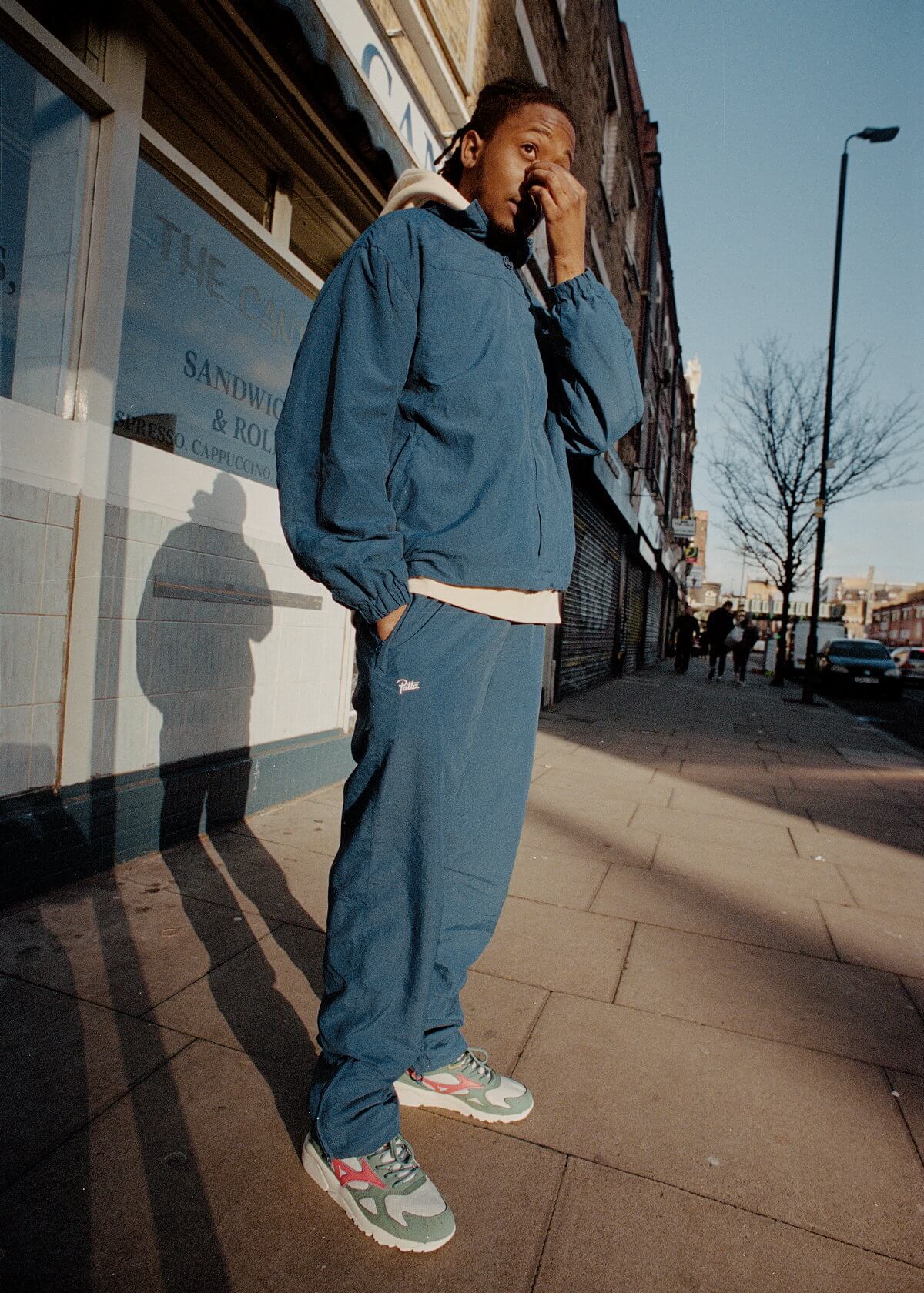 lookbook Mizuno x Patta Sky Medal - Ivory / Red / Green - D1GD211902 on feet