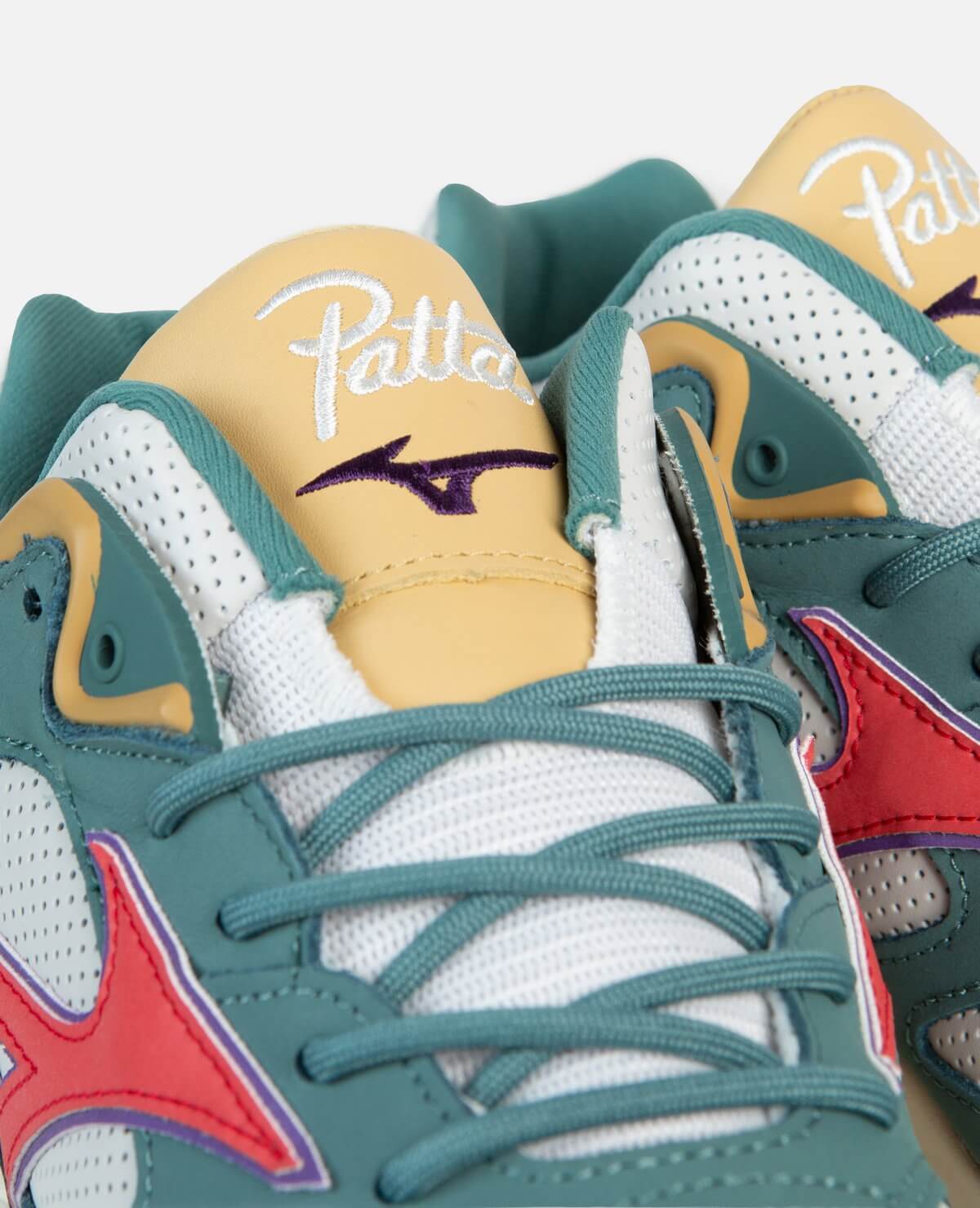 tongue logo details - Mizuno x Patta Sky Medal - Ivory / Red / Green - D1GD211902