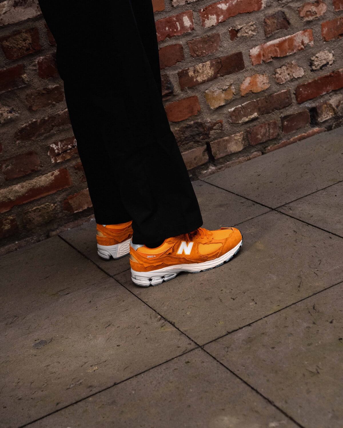 on feet - New Balance - M 2002 RDE - vintage orange - M2002RDE