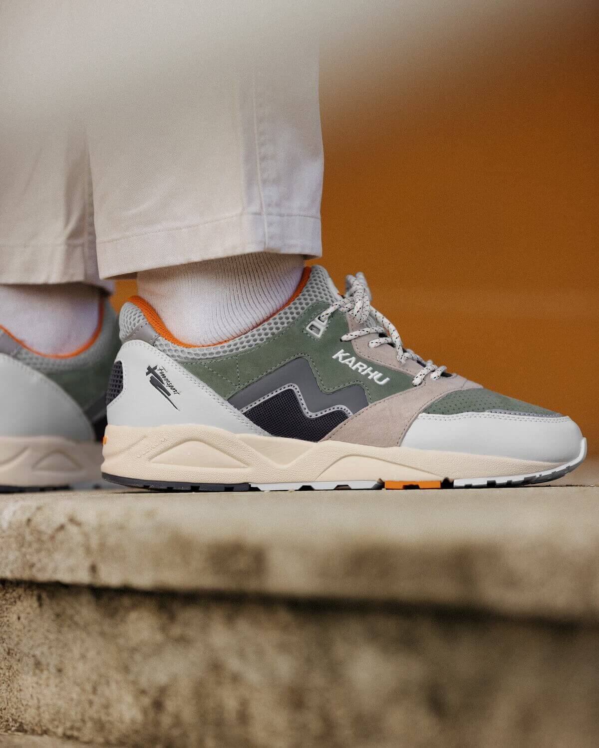 Karhu - Aria 95 - lily white/india ink - F803083 on feet