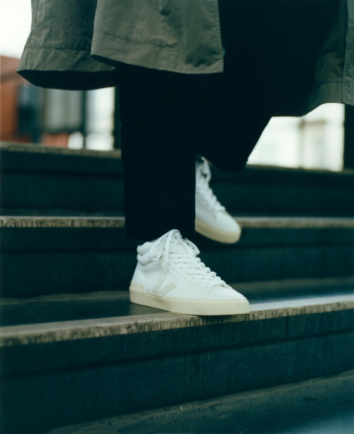 VEJA - Minotaur - Extra White / Pierre Butter
