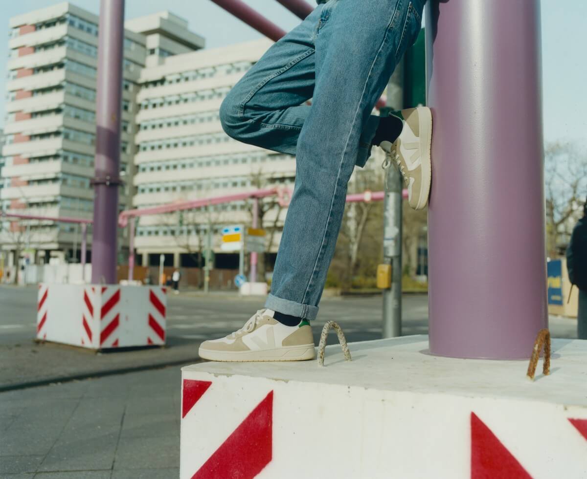 VEJA - V-10 - Extra White / Sahara Emeraude
