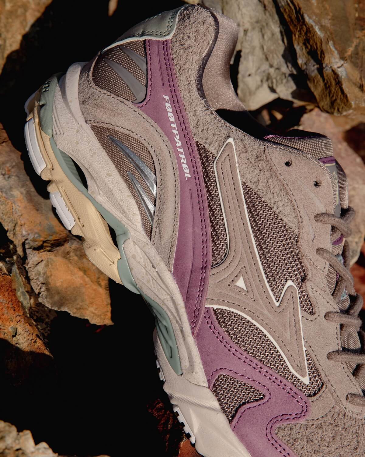 Mizuno x Footpatrol - Wave Rider 10 "Rust" - Tannin / Green Tea / Port Royale - D1GD222201