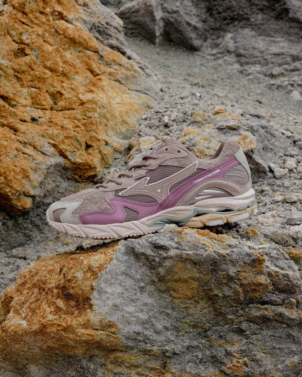 Mizuno x Footpatrol - Wave Rider 10 "Rust" - Tannin / Green Tea / Port Royale - D1GD222201