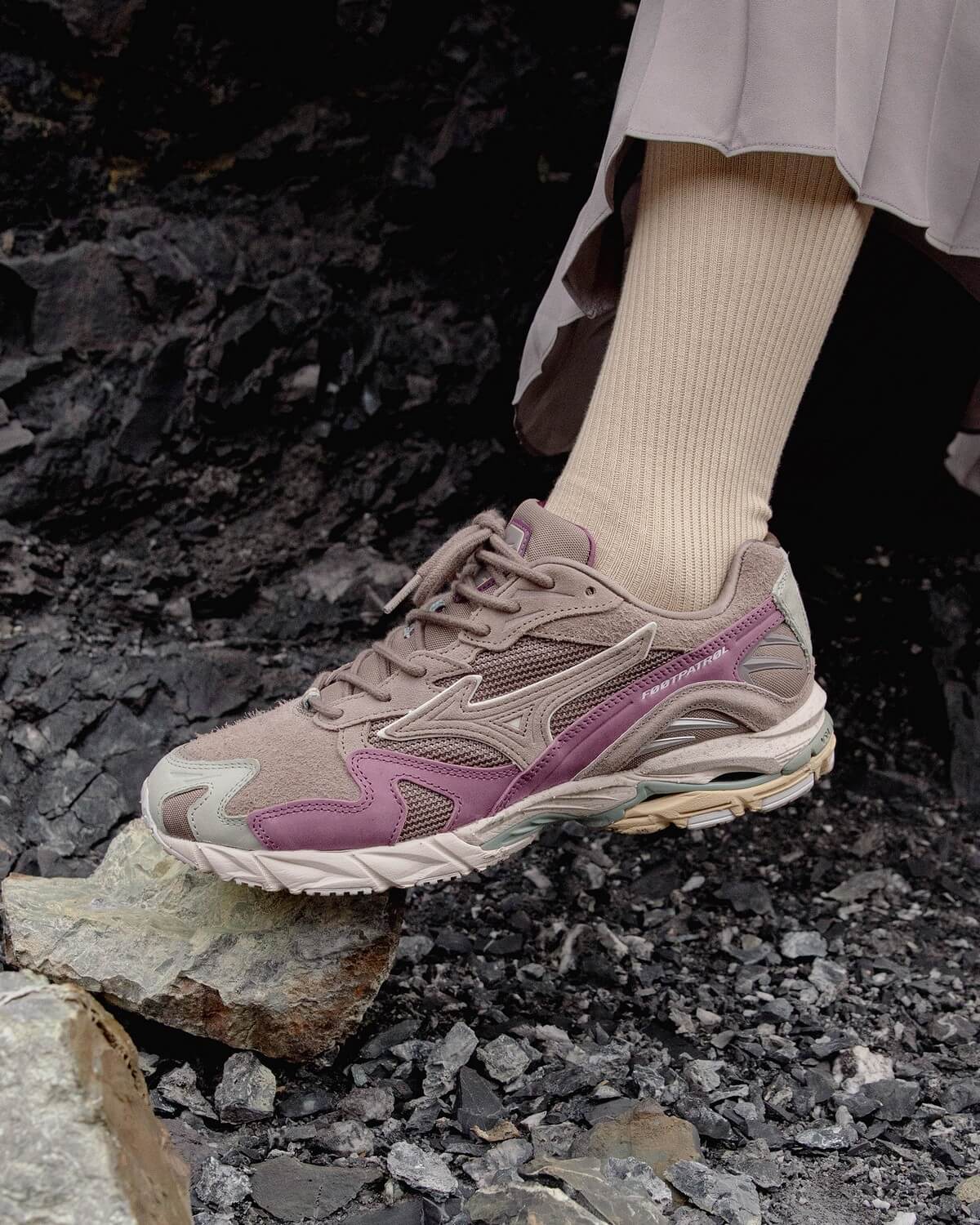 Mizuno x Footpatrol - Wave Rider 10 "Rust" - Tannin / Green Tea / Port Royale - D1GD222201