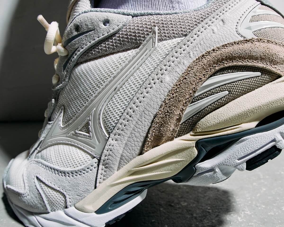 close-up - Mizuno SportStyle Wave Rider 10 Premium
