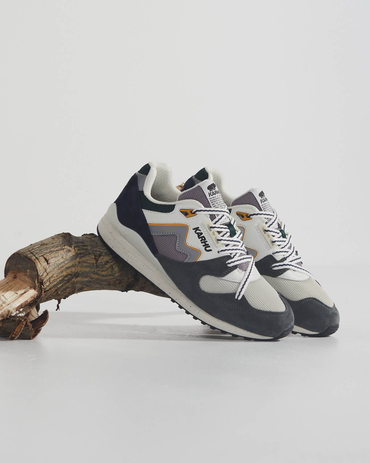 Karhu - Synchron Classic - Gunmetal / Bright White - F802670