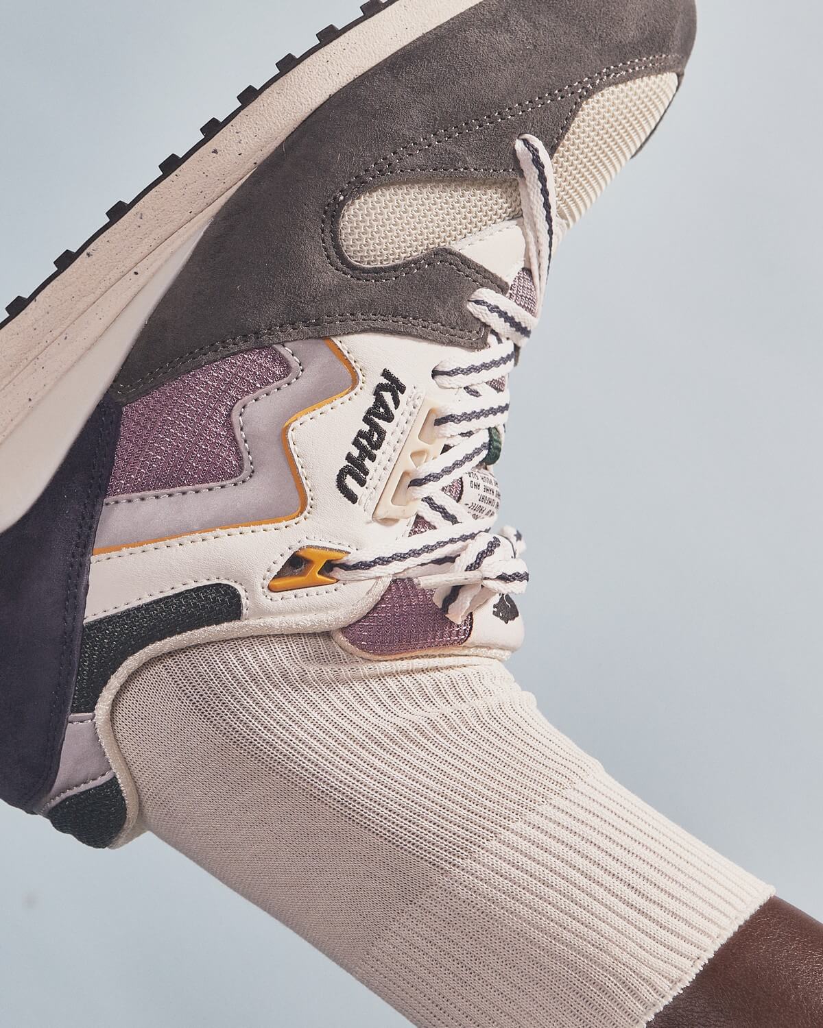 on feet - Karhu - Synchron Classic - Gunmetal / Bright White - F802670