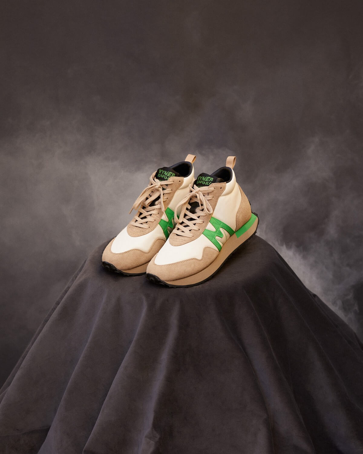 Karhu x Vyner Articles M-Runner "Todellisuuden Mestarit" - Smoke Gray / Snow White - F810000