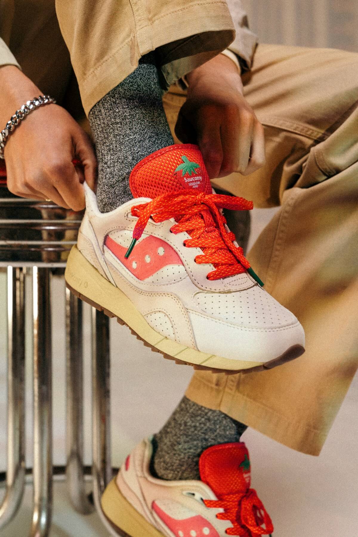 on foot - mood: Saucony - Shadow 6000 "New York Cheesecake" - BeigeRed - S70700-1