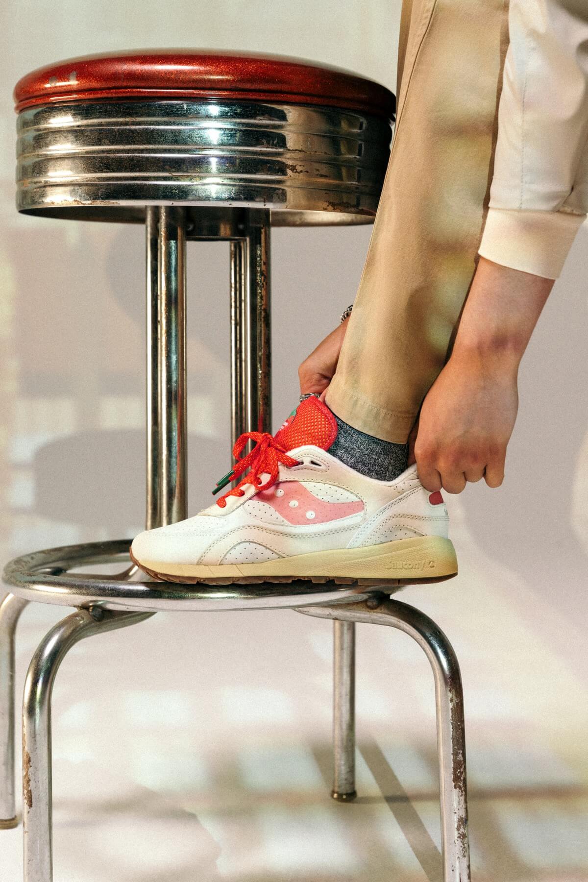 on foot - mood: Saucony - Shadow 6000 "New York Cheesecake" - BeigeRed - S70700-1