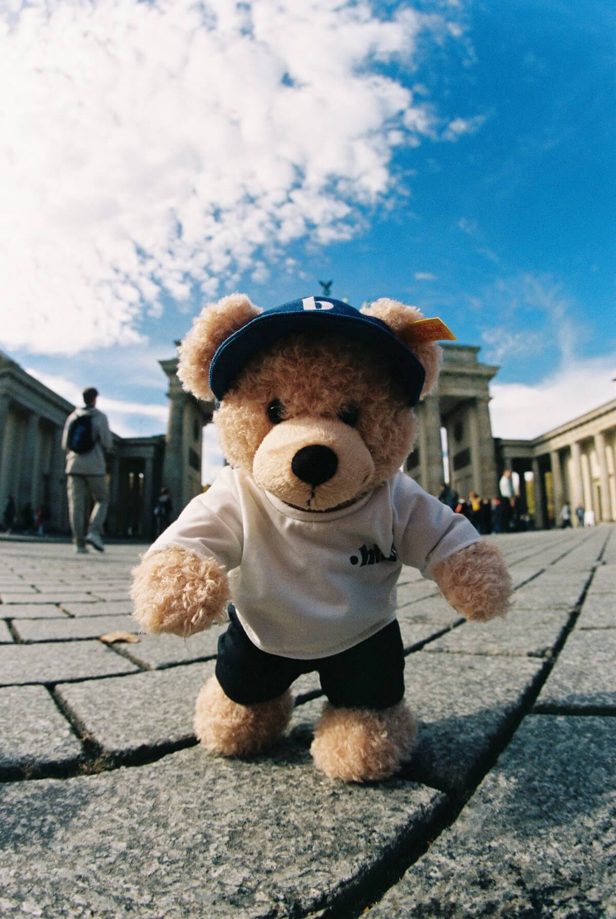 20 Jahre HHV: Jubiläums-Teddybär mit Steiff im HHV-Look und Baseballcap mit Ebbets