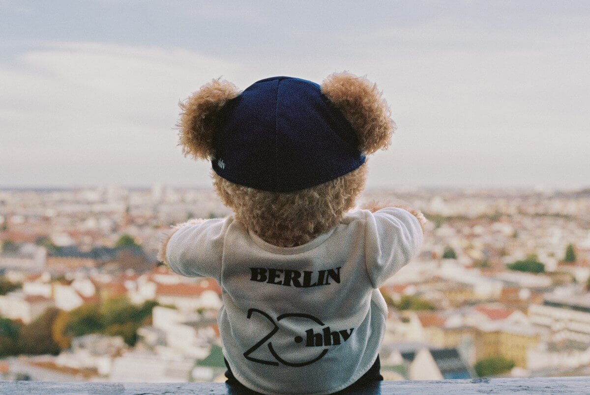 20 Jahre HHV: Jubiläums-Teddybär mit Steiff im HHV-Look und Baseballcap mit Ebbets