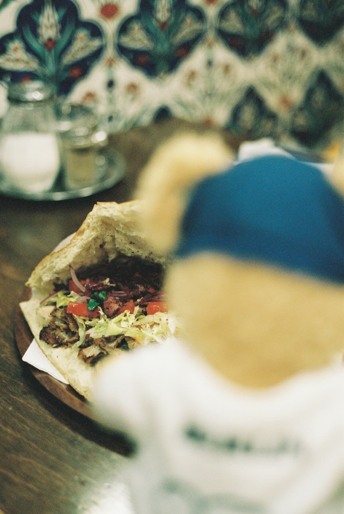 20 Jahre HHV: Jubiläums-Teddybär mit Steiff im HHV-Look und Baseballcap mit Ebbets