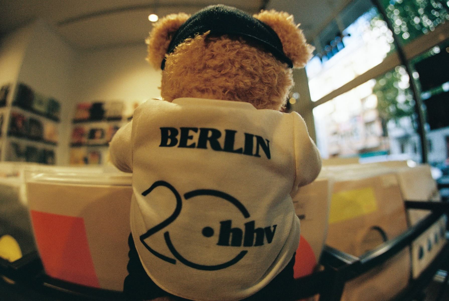 20 Jahre HHV: Jubiläums-Teddybär mit Steiff im HHV-Look und Baseballcap mit Ebbets