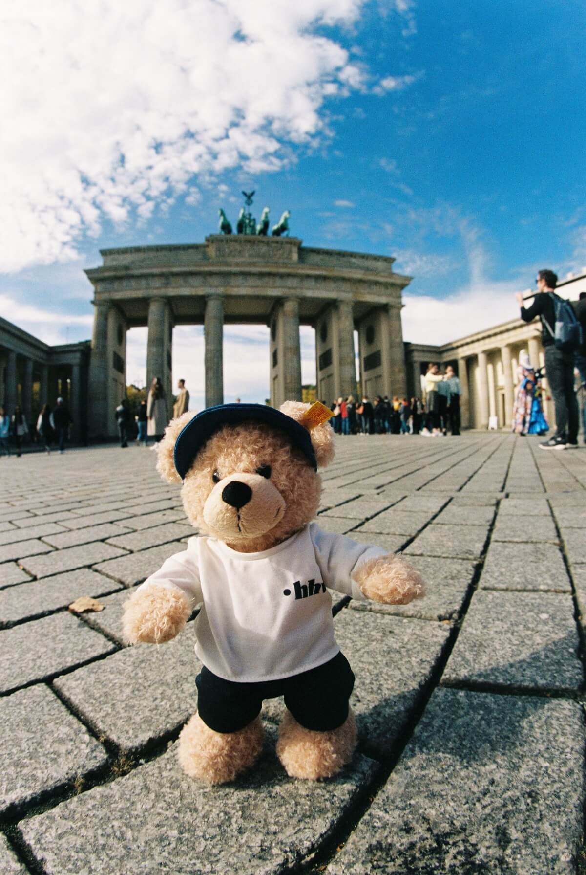 20 Jahre HHV: Jubiläums-Teddybär mit Steiff im HHV-Look und Baseballcap mit Ebbets