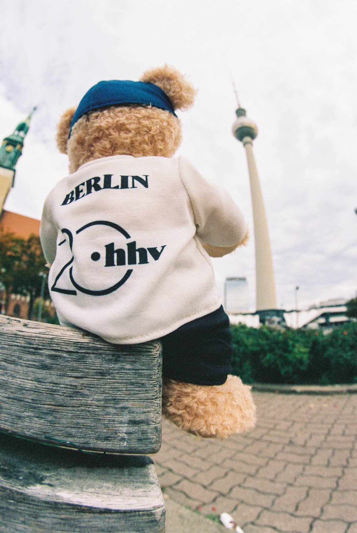 20 Jahre HHV: Jubiläums-Teddybär mit Steiff im HHV-Look und Baseballcap mit Ebbets