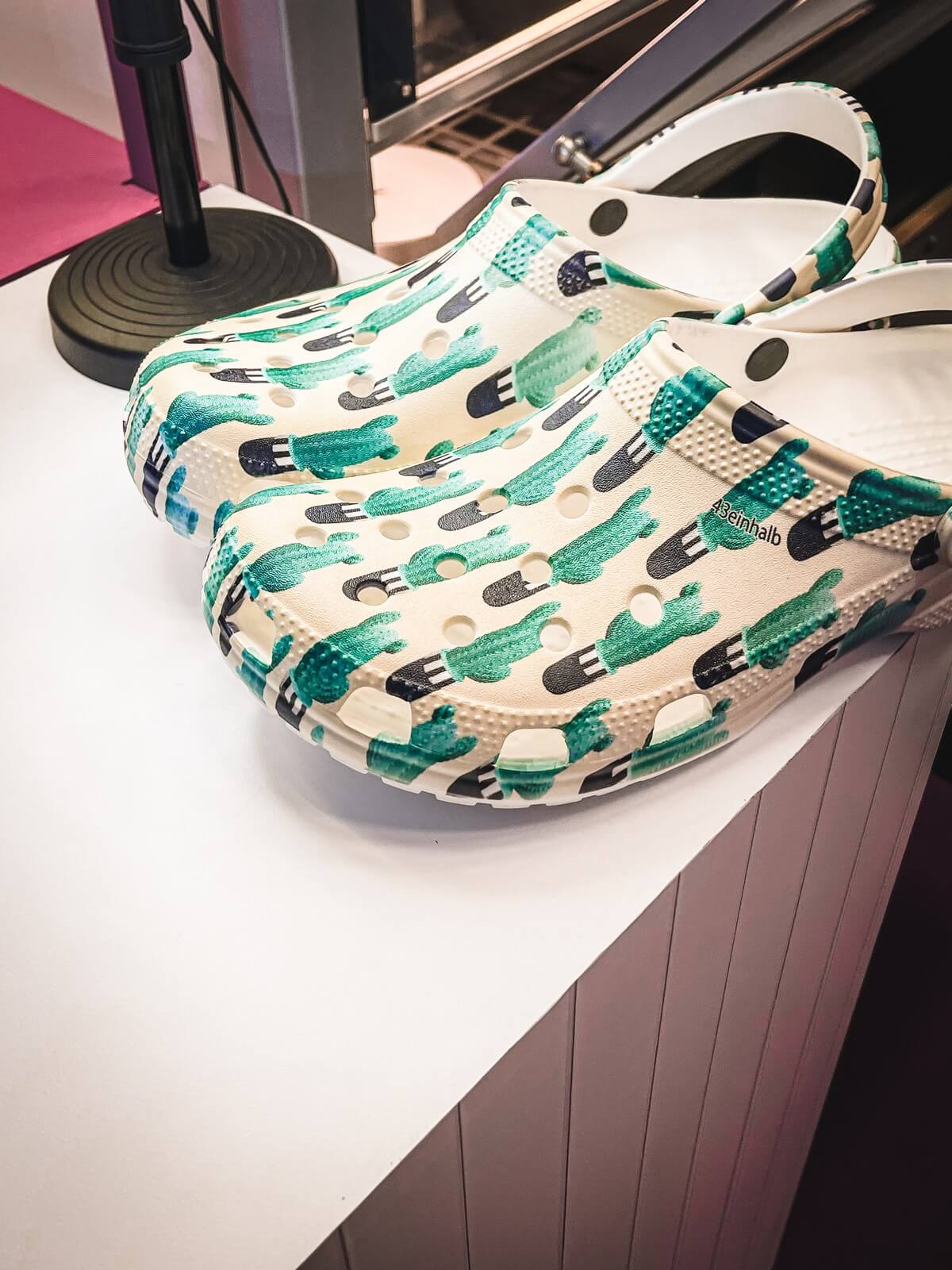 Crocs x Maisoon Al Saleh Clog "43einhalb x sneaker.de"