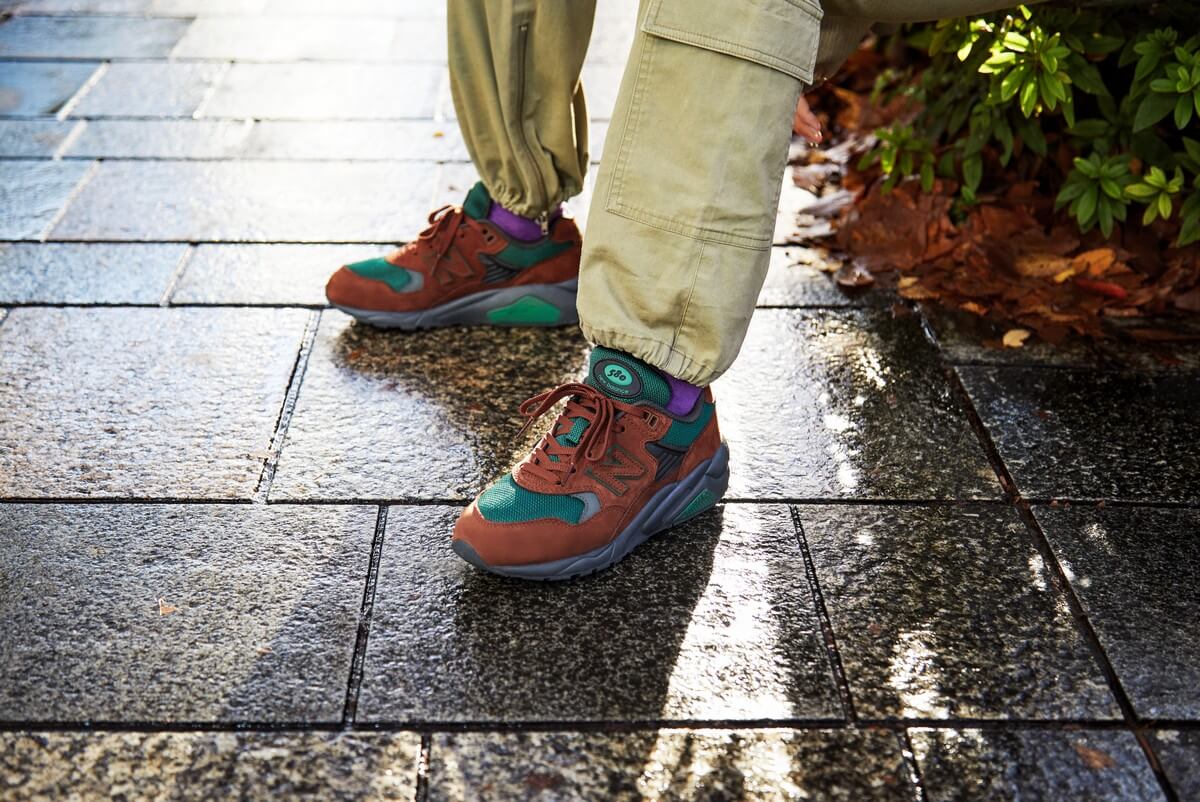 New Balance MT580RTB - Mahogany / Nightwatch Green on feet