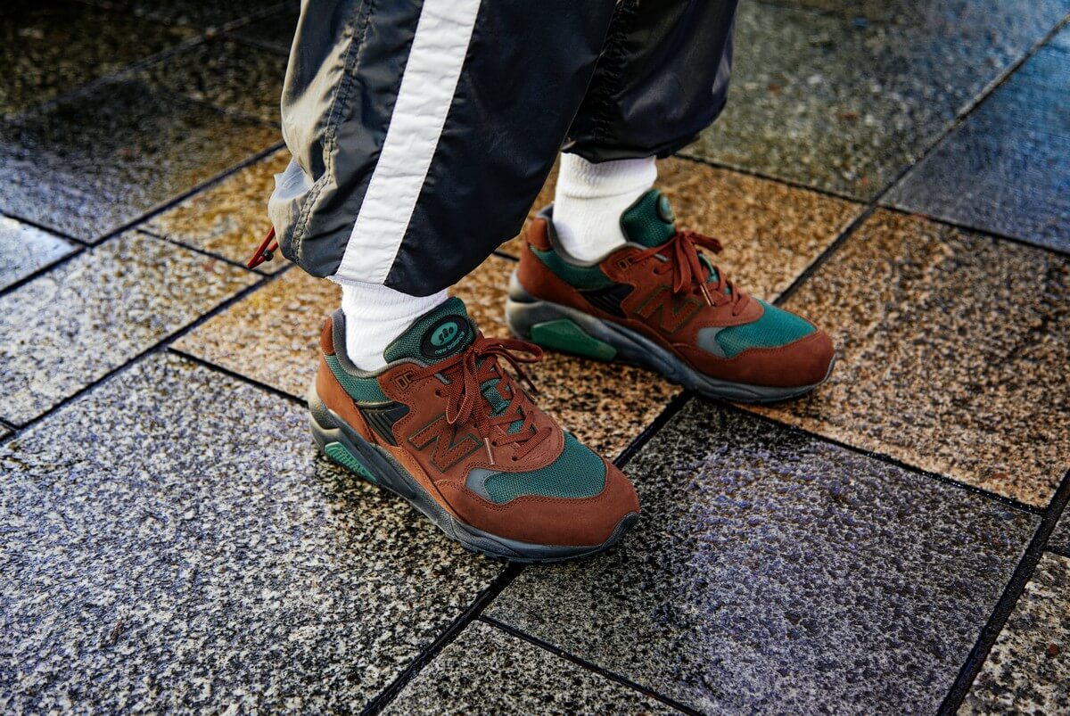 New Balance MT580RTB - Mahogany / Nightwatch Green on feet
