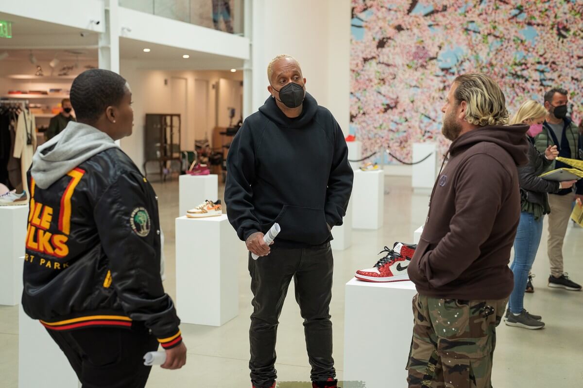 Behind the scenes: Sam JAy, Kenya Barris & Jonah Hill on the set of "You People"