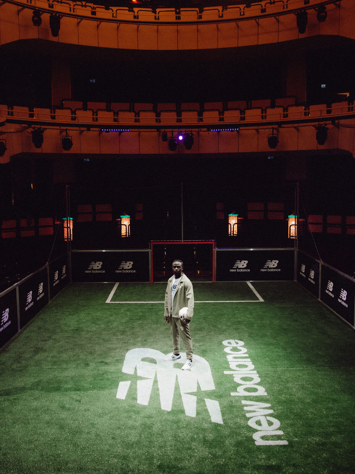 New Balance stellt im Deutschen Theater München neuen Furon 7 und Tekela 4 vor