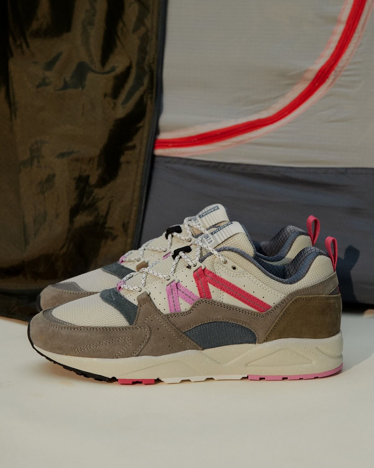 Karhu Fusion 2.0 "Forest Rules" - Abbey Stone/ pink Yarrow - F804145