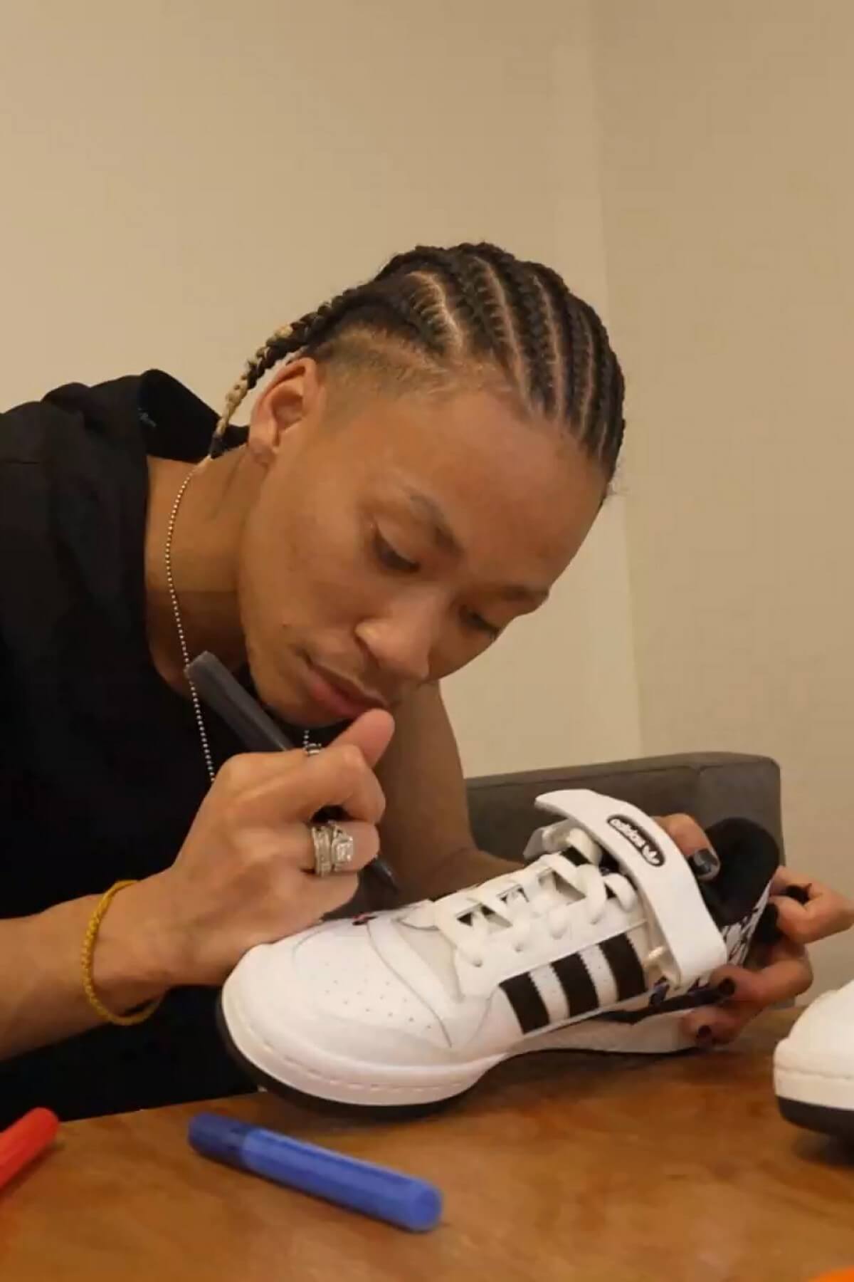 adidas Originals feiert "Home of Classics" Kampagne mit einer Ausstellung von kulturellen Sneaker Artefakten