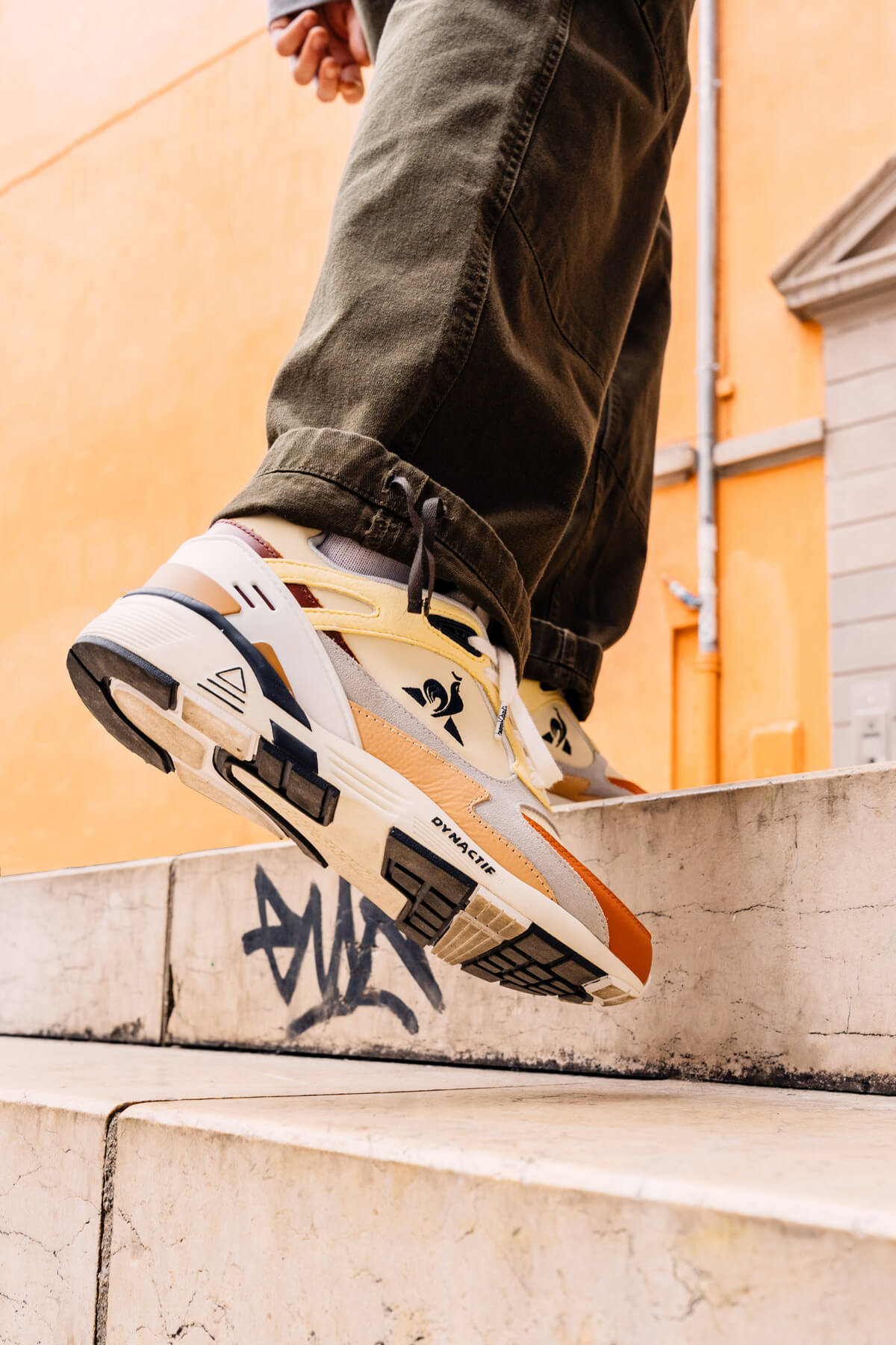 Le Coq Sportif x Shoez Gallery R1100 „Aux Pieds Des Pentes“