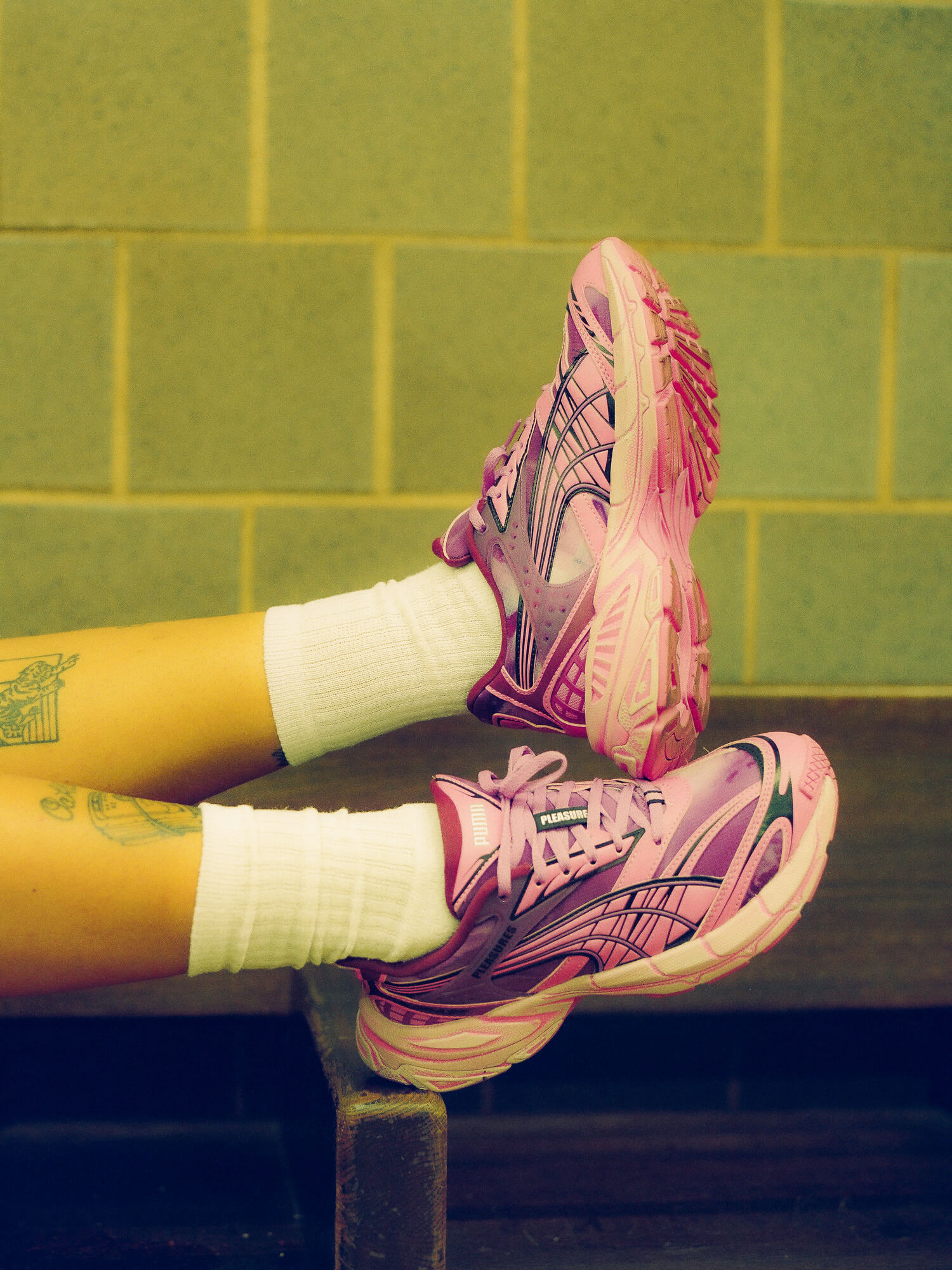 PUMA x PLEASURES Velophasis „Overdyed“