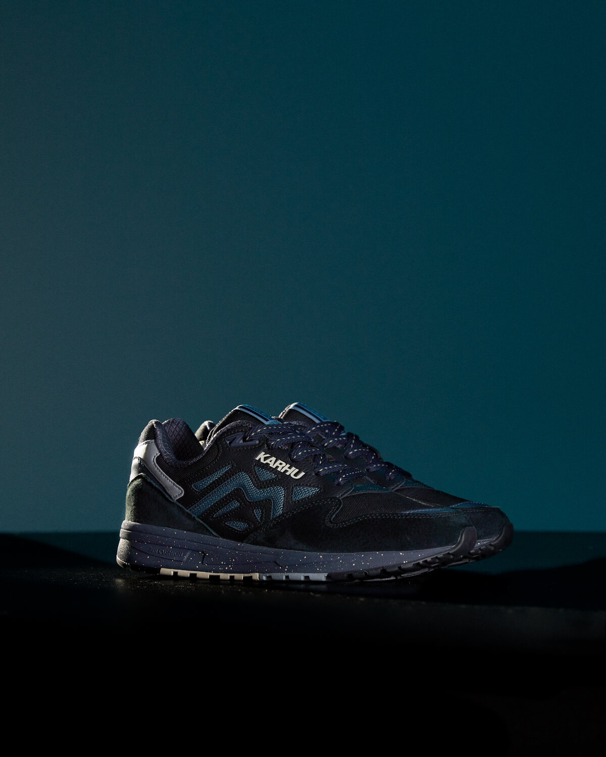 Karhu Legacy 96 - Jet Black / Stormy Weather - F806056